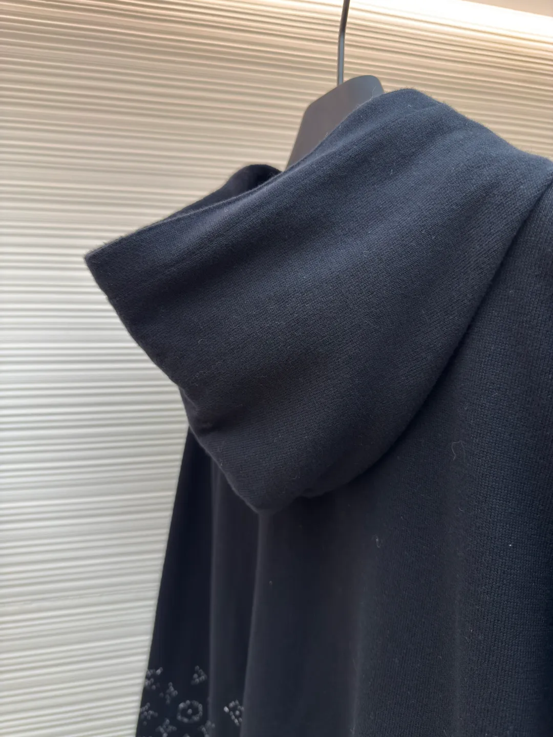 LOUIS VUITTON Gradient presbyopic woolen hoodie ●Authentic product: Purchased and developed for 12500 ●Item number: 1680492-B40 ●Fabric: combed cotton fabric ●Technology: Gradient woolen fabric ●Version: Fitted version ●Weight: about 770 grams ●Size: XS-S-M-L ●Description: The yarn is made of 2/32 100% combed cotton, woven on a Shima Seiki horizontal machine imported from Japan. The colors are dyed as they are. In order to replicate the Y version 100% of the size, number and gradient of each color, it is difficult for weavers to disassemble and restore the pattern. It is quite large. Even if the code is slightly loose, the gradient effect cannot be achieved by hand. It is very difficult to start the pattern. The fabric piece is prone to holes and defective products. The front pocket fabric piece is hand-sewn with a needle to restore the flower positioning. The sewing plate is artificially stitched with a disc. The edge is manually picked and trimmed. Special lotion is added in the back to make the feel closer to the original. The overall wiring is straight and delicate, the fabric is comfortable and soft, and the color is consistent without color difference. It can be matched with the same style to create a fashionable look and control various occasions. Customized accessories, complete with three standards, same style for men and women!